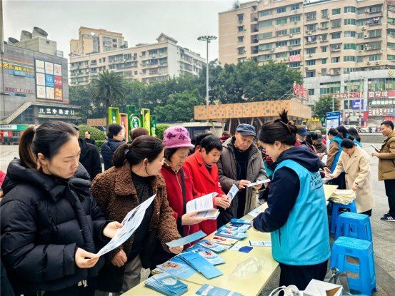 巴南：“参保直通车”开进家门口 千余群众享暖心服务