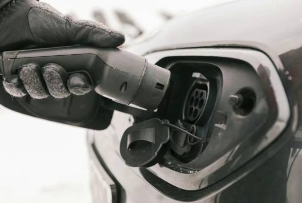 天冷充电慢？其实是充电前这个动作没做对